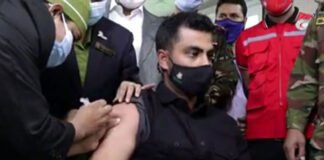 করোনার টিকা নিলেন ক্রিকেটার তামিম সৌম্য