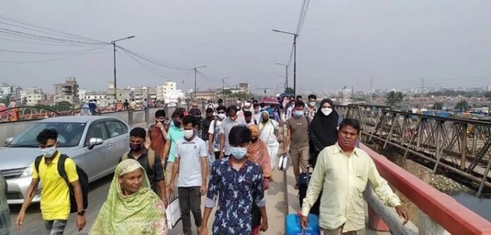 হেঁটেই ঢাকা ছাড়ছে মানুষ
