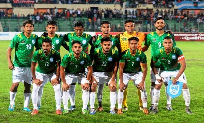 বেতনের আওতায় ফুটবলাররা
