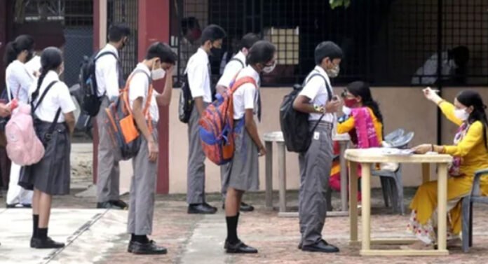 ১ সেপ্টেম্বর ভারতের রাজধানী দিল্লিতে স্কুল খুলছে