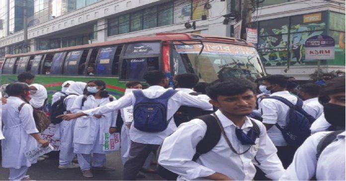 রাজধানীর রাজপথে শিক্ষার্থীদের অবরোধ
