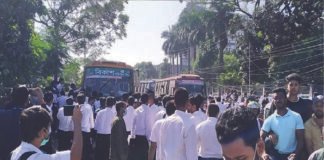 রাজধানীতে হাফ পাস চালুর আন্দোলনে ১০ বাস ভাঙচুর