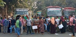 নীলক্ষেত মোড় অবরোধ করেছে শিক্ষার্থীরা