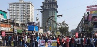 চাকরিতে প্রবেশের বয়সসীমা বৃদ্ধির দাবিতে নীলক্ষেত অবরোধ