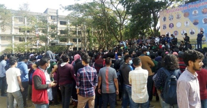 শিক্ষার্থীদের ওপর হামলার প্রতিবাদে উত্তাল ক্যাম্পাস