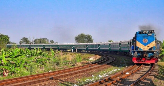 আজ থেকে সব আসনে যাত্রী নিয়ে চলবে ট্রেন