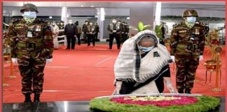 বঙ্গবন্ধুর প্রতিকৃতিতে প্রধানমন্ত্রীর শ্রদ্ধা