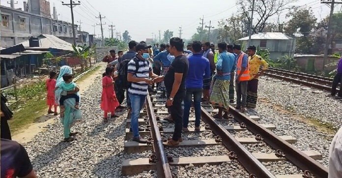 ট্রেনে কাটা পড়ে ৩ শিক্ষার্থী নিহত