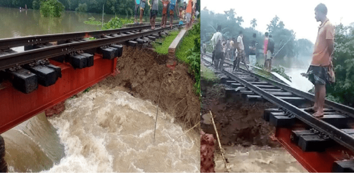 বন্যার পানিতে ধসে গেছে রেল ব্রিজ বন্যার পানিতে ধসে গেছে রেল ব্রিজ