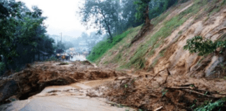 পাহাড় ধসে ৪ জনের মৃত্যু