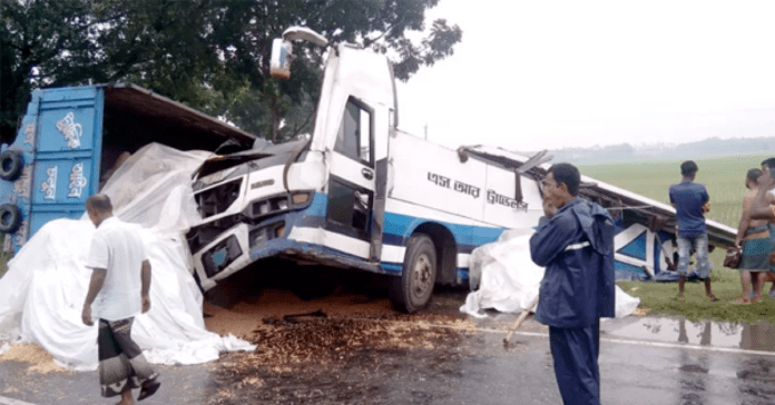 বাস-ট্রাক সংঘর্ষে চালকসহ নিহত ২