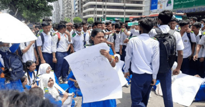 বনানীতে শিক্ষার্থীদের সড়ক অবরোধ