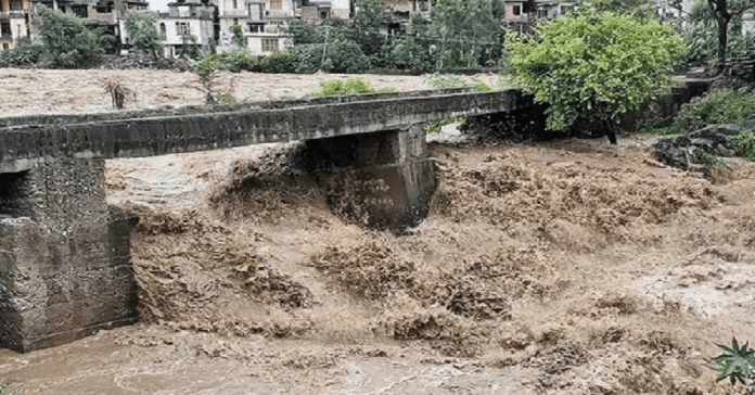 ভারতে বন্যা ও ভূমিধসে ৩৩ জনের মৃত্যু ভারতে বন্যা ও ভূমিধসে ৩৩ জনের মৃত্যু