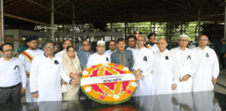 বঙ্গবন্ধুর প্রতিকৃতিতে ফুল দিয়ে শ্রদ্ধা