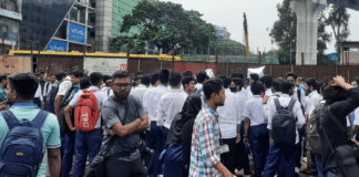 শিক্ষার্থীদের সড়ক অবরোধ