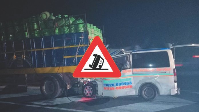 ট্রাকের সাথে অ্যাম্বুলেন্সের ধাক্কায় ৬ জন নিহত