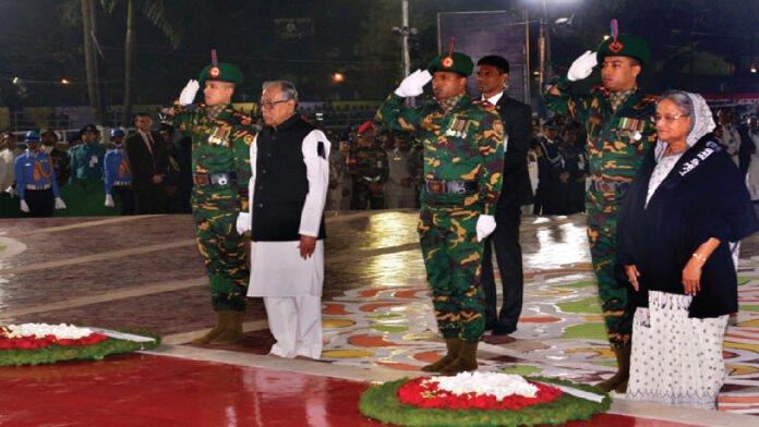 কেন্দ্রীয় শহীদ মিনারে রাষ্ট্রপতি-প্রধানমন্ত্রীর শ্রদ্ধা