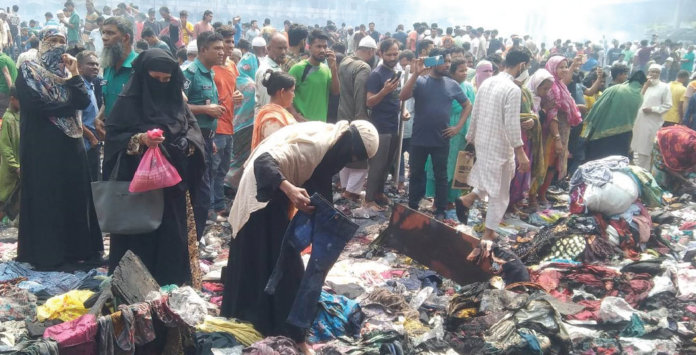 পোড়া কাপড়ের স্তূপের নিচে খুঁজছে নতুন কাপড় পোড়া কাপড়ের স্তূপের নিচে খুঁজছে নতুন কাপড়