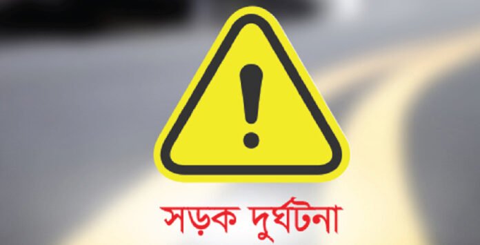 সীতাকুণ্ডে নিয়ন্ত্রণ হারিয়ে বাস খাদে সীতাকুণ্ডে