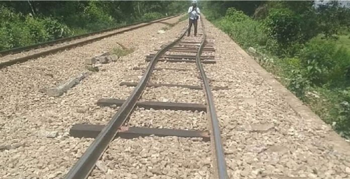 গরমে বাঁকা হয়ে গেছে রেললাইন