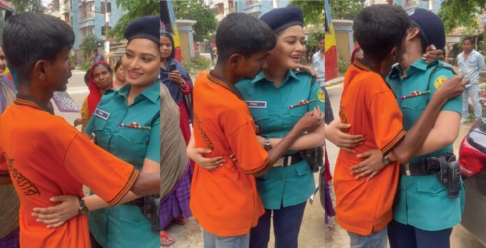 নায়িকাকে চুমু দিলো রিকশাচালক, ভিডিও ভাইরাল নায়িকাকে চুমু দিলো রিকশাচালক, ভিডিও ভাইরাল