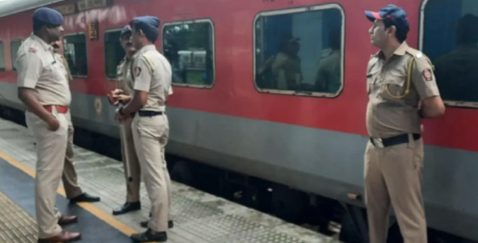ভারতে ট্রেনে নিরাপত্তাকর্মীর গুলি ৪ জন নিহত