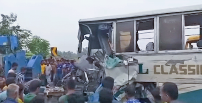 দিনাজপুরে বাস ও ট্রাকের মুখোমুখি সংঘর্ষে শিশুসহ ৫ জন নিহত দিনাজপুরে বাস ও ট্রাকের মুখোমুখি সংঘর্ষে শিশুসহ ৫ জন নিহত