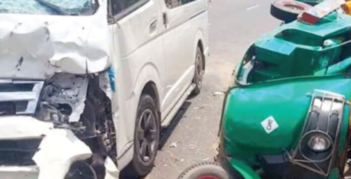 মাইক্রোবাসের ধাক্কায় অটোরিকশার ৫ যাত্রী নিহত মাইক্রোবাসের ধাক্কায়