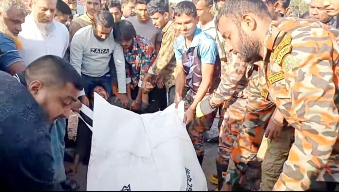 গোপালগঞ্জে দ্রুতগতির মালবাহী ট্রাক কেড়ে নিলো ঠিকাদারের প্রাণ, এলাকায় শোকের ছায়া গোপালগঞ্জে দ্রুতগতির মালবাহী